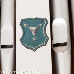 Wappen an der Orgel